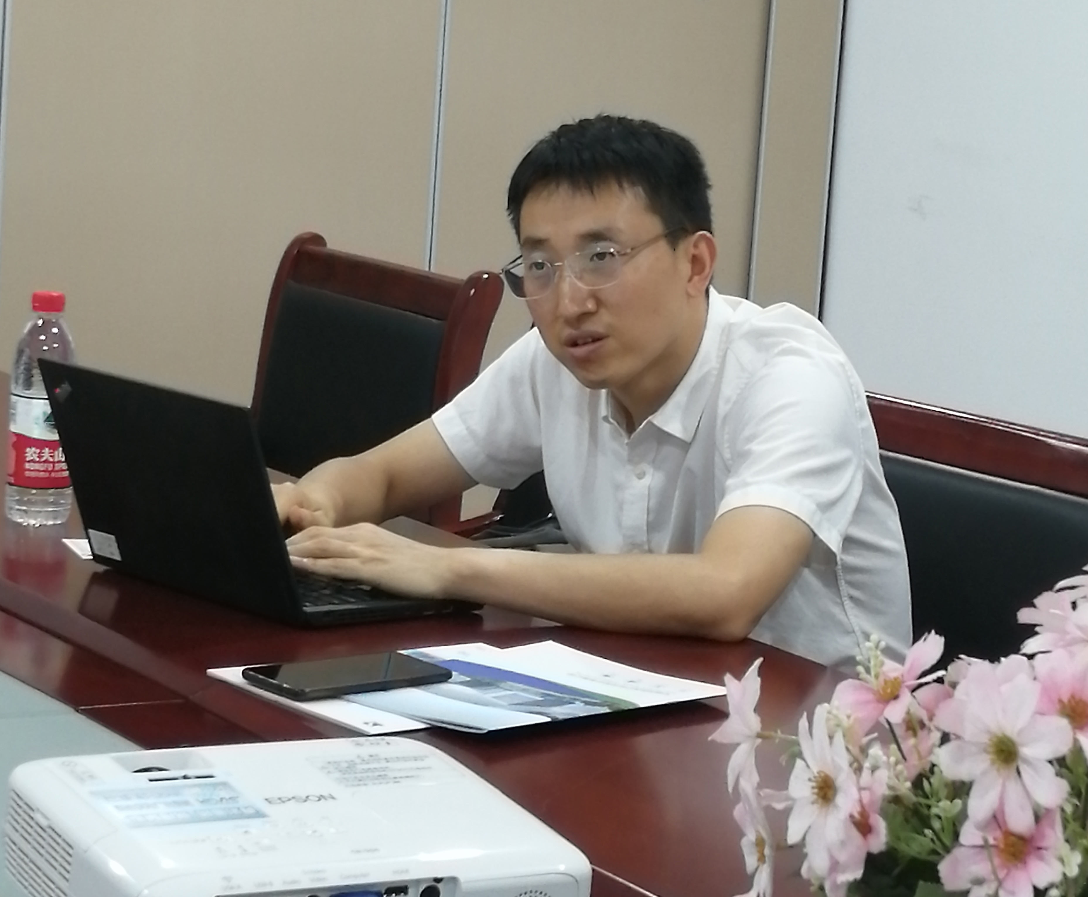 新華社經(jīng)濟新聞采訪部主任程士華一行蒞臨深藍醫(yī)療考察調(diào)研